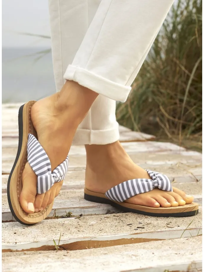 Badezehentrenner in hellgrau-gestreift