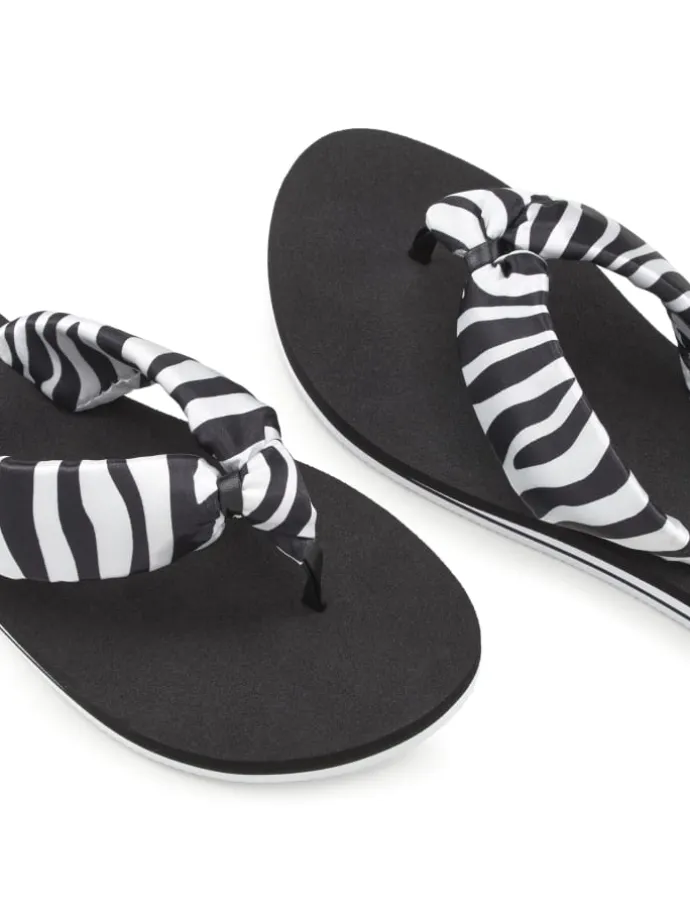 Badezehentrenner in schwarz/weiß