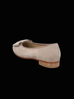 Ballerina in beige