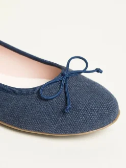 Ballerinas in Dunkelblau