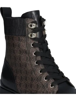 Boots in Schwarz/ Hellbraun