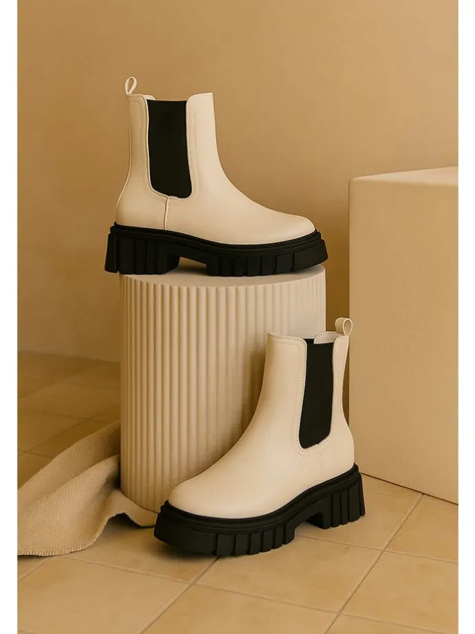 Boots in Weiß/ Schwarz