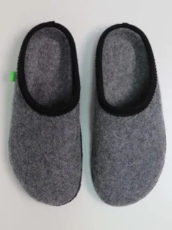 Hausschuhe in Grau