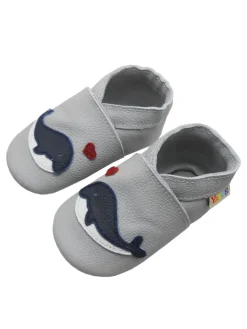 Hellgraue Krabbelschuhe aus Leder mit rutschfester Sohle – Wal-Muster