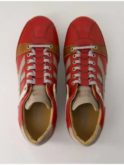 Klassische Schnürschuhe in Rot