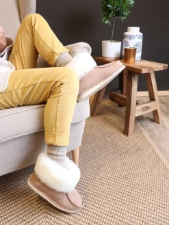 Lammfell-Hausschuhe in Hellbraun