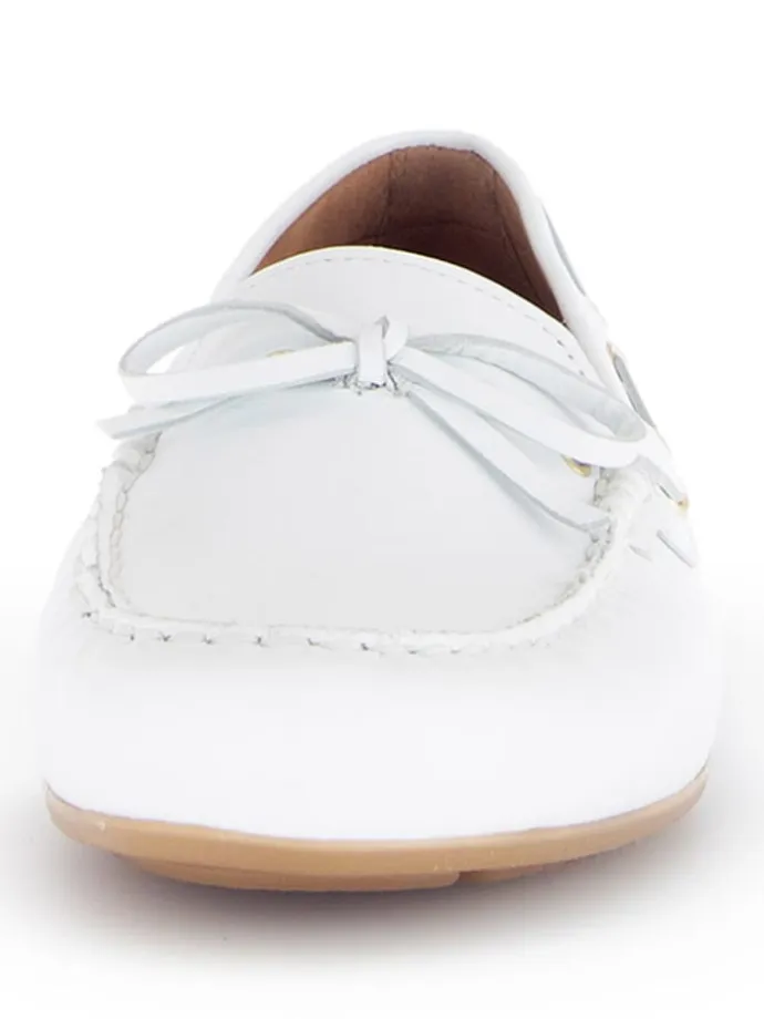 Leder-Mokassins in Weiß