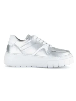 Sneaker low in silber