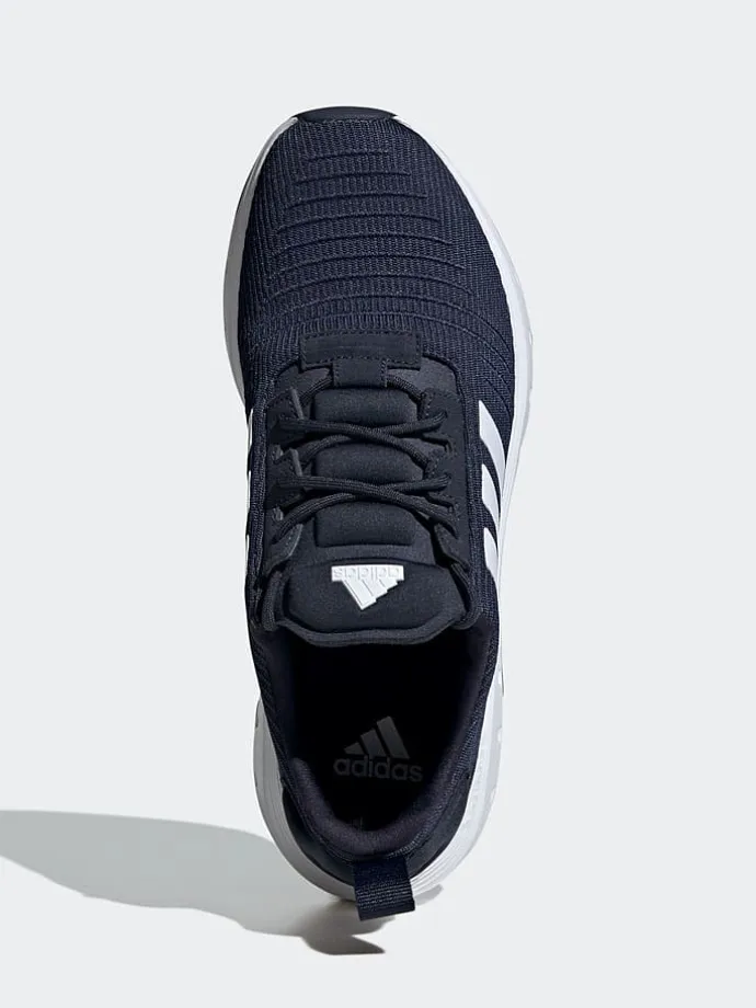 Sneakers in Dunkelblau