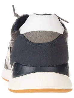 Sneakers in Dunkelblau