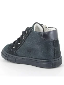 Sneakers in Dunkelblau