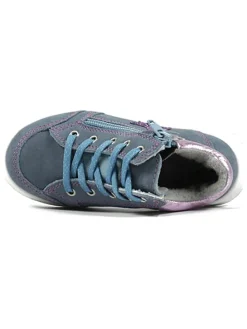 Sneakers in Hellblau