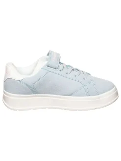 Sneakers in Hellblau