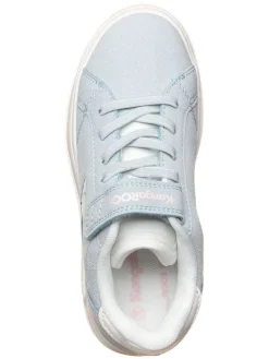 Sneakers in Hellblau