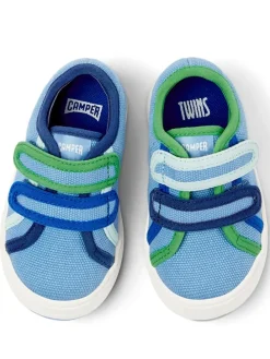 Sneakers in Hellblau