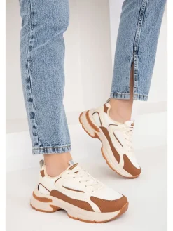 Sneakers in Hellbraun