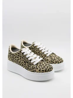 Sneakers in Hellbraun