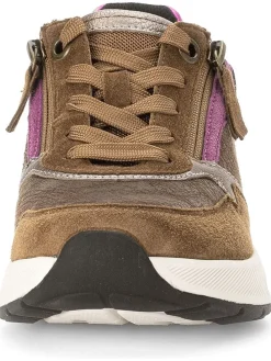 Sneakers in Hellbraun