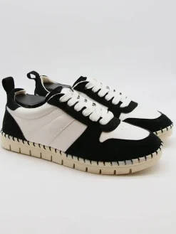 Sneakers in Schwarz/ Weiß