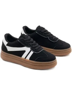 Sneakers in Schwarz/ Weiß