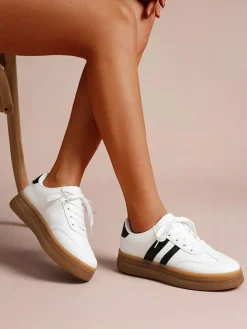 Sneakers in Weiß/ Schwarz