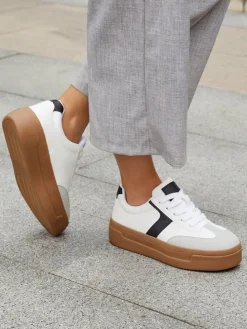 Sneakers in Weiß/ Schwarz/ Grau