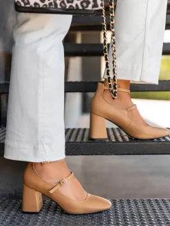 Spangenpumps in Hellbraun