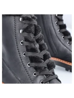 Stiefelette in Schwarz