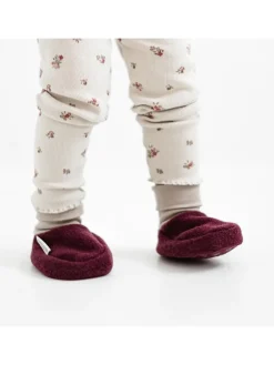 Wollwalk-Babyschühchen in Beere